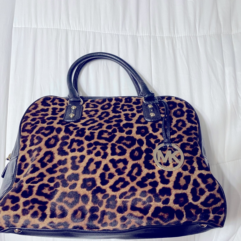 Michael Kors, Top handle, fur cheetah print purse, with shoulder strap included